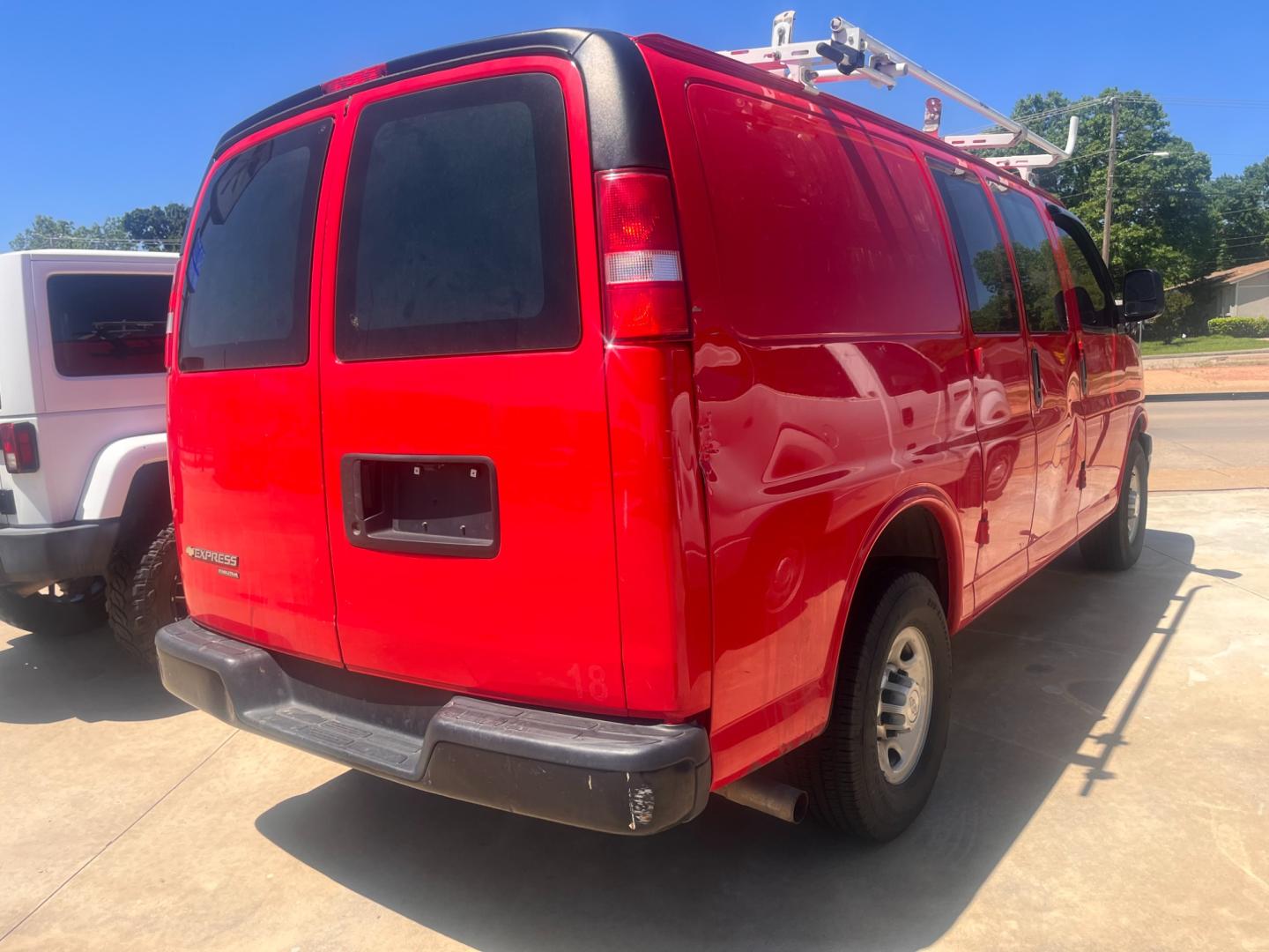 2016 RED CHEVROLET EXPRESS WORK VAN 2500 Cargo (1GCWGAFF2G1) with an 4.8L V8 FFV engine, 6A transmission, located at 8101 E. Skelly Dr., Tulsa, OK, 74129, (918) 592-3593, 36.121891, -95.888802 - Photo#2